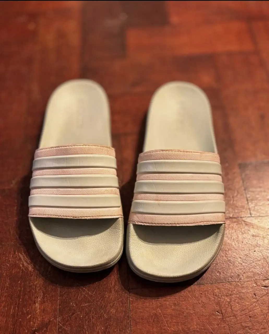 Ojotas Adidas Adilette con diseño de tres rayas en color verde agua y rayas blanca. Talle 40.5 EU,l. Ideales para el verano y la playa.