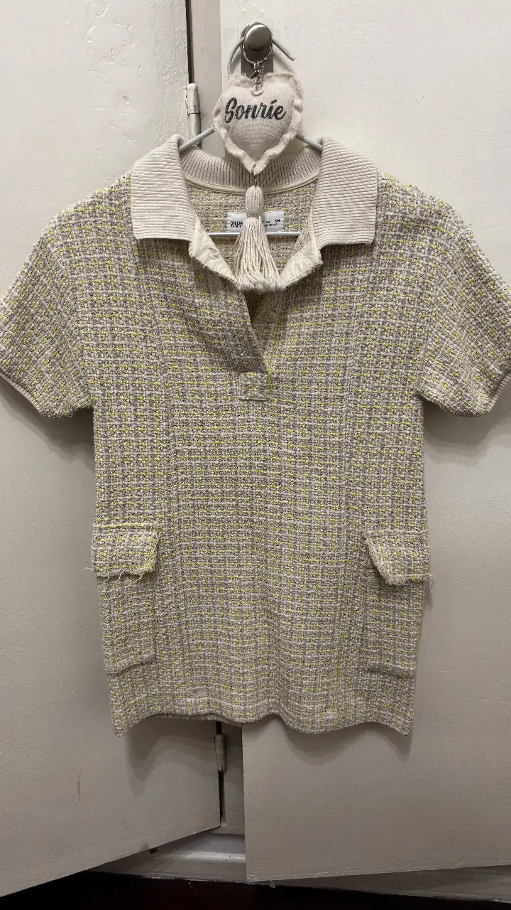 Vestido niña de tejido tweed con cuello tejido y bolsillos delanteros. Ideal para un look casual y elegante.
