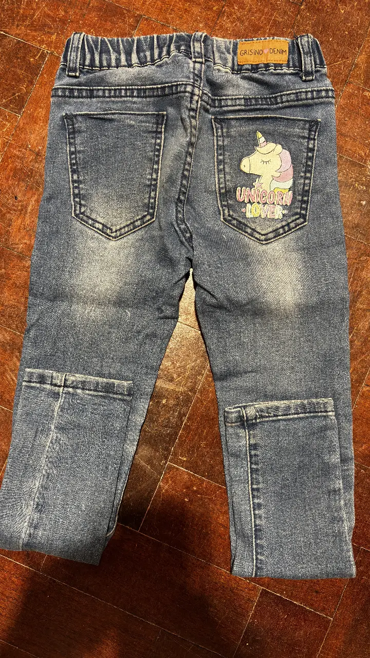 Jean de niña azul con diseño de unicornio en el bolsillo trasero. Talle 5-6 años. Marca Grisino Denim.