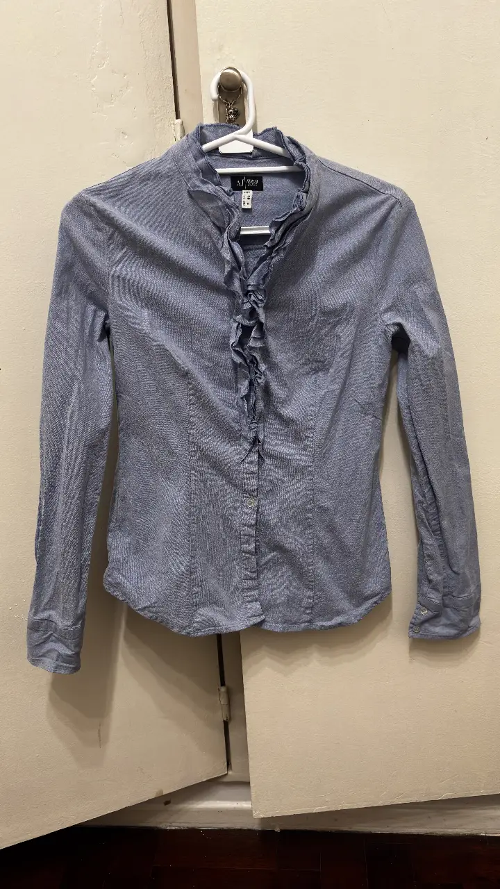 Camisa de mujer Armani Jeans azul con volados en el frente. Talle 38 EU.
