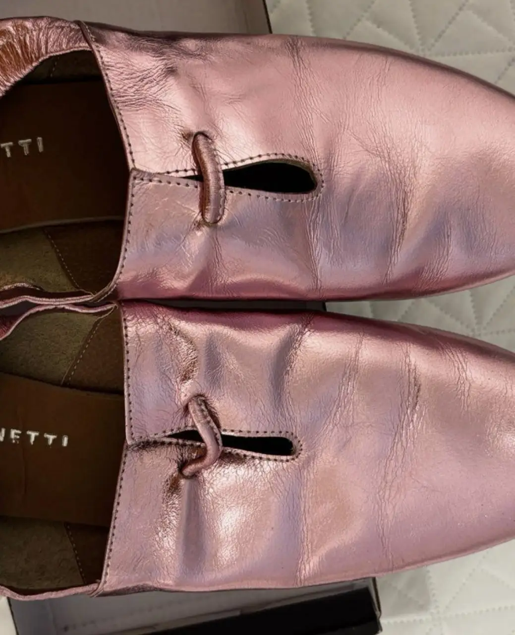 Ballerinas rosas metalizadas, ideales para un look elegante y cómodo. Perfectas para combinar con diferentes outfits.