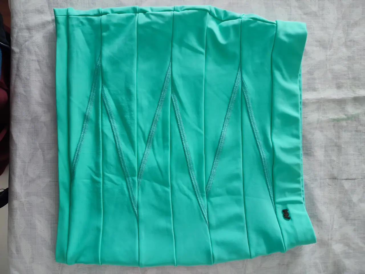Pollera María Vazquez de color verde, con detalles de costuras en forma de zigzag. 