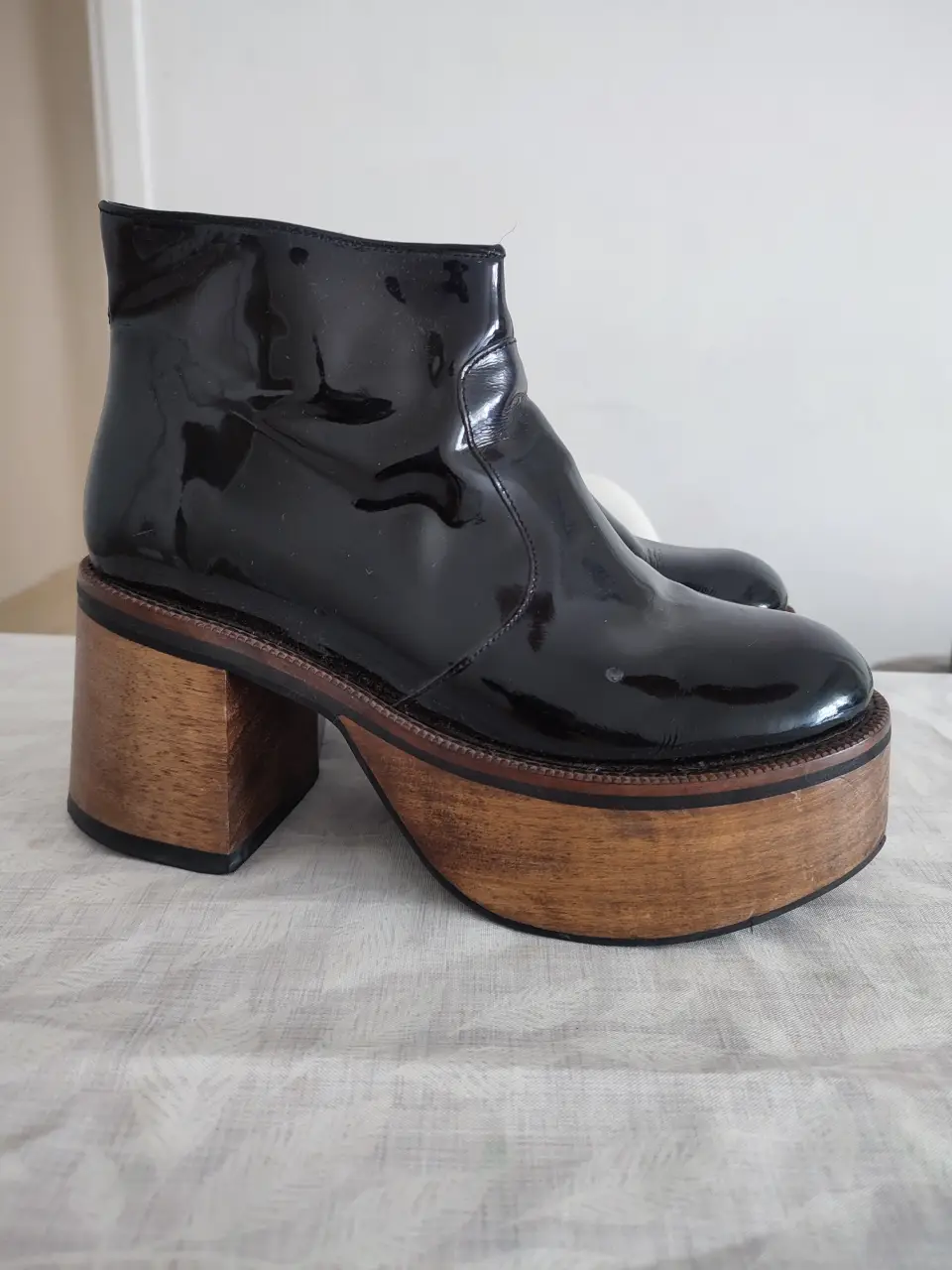 Botas Paruolo negras de charol con plataforma de madera. Estilo retro, ideales para un look audaz y moderno.