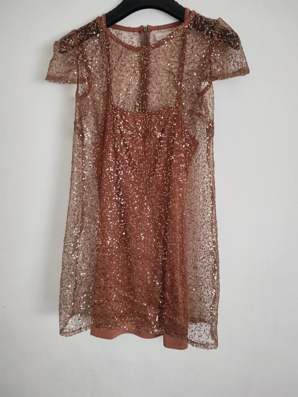 Vestido mini de fiesta con lentejuelas color marrón. Ideal para eventos especiales y salidas nocturnas. Marca Panzcornu.