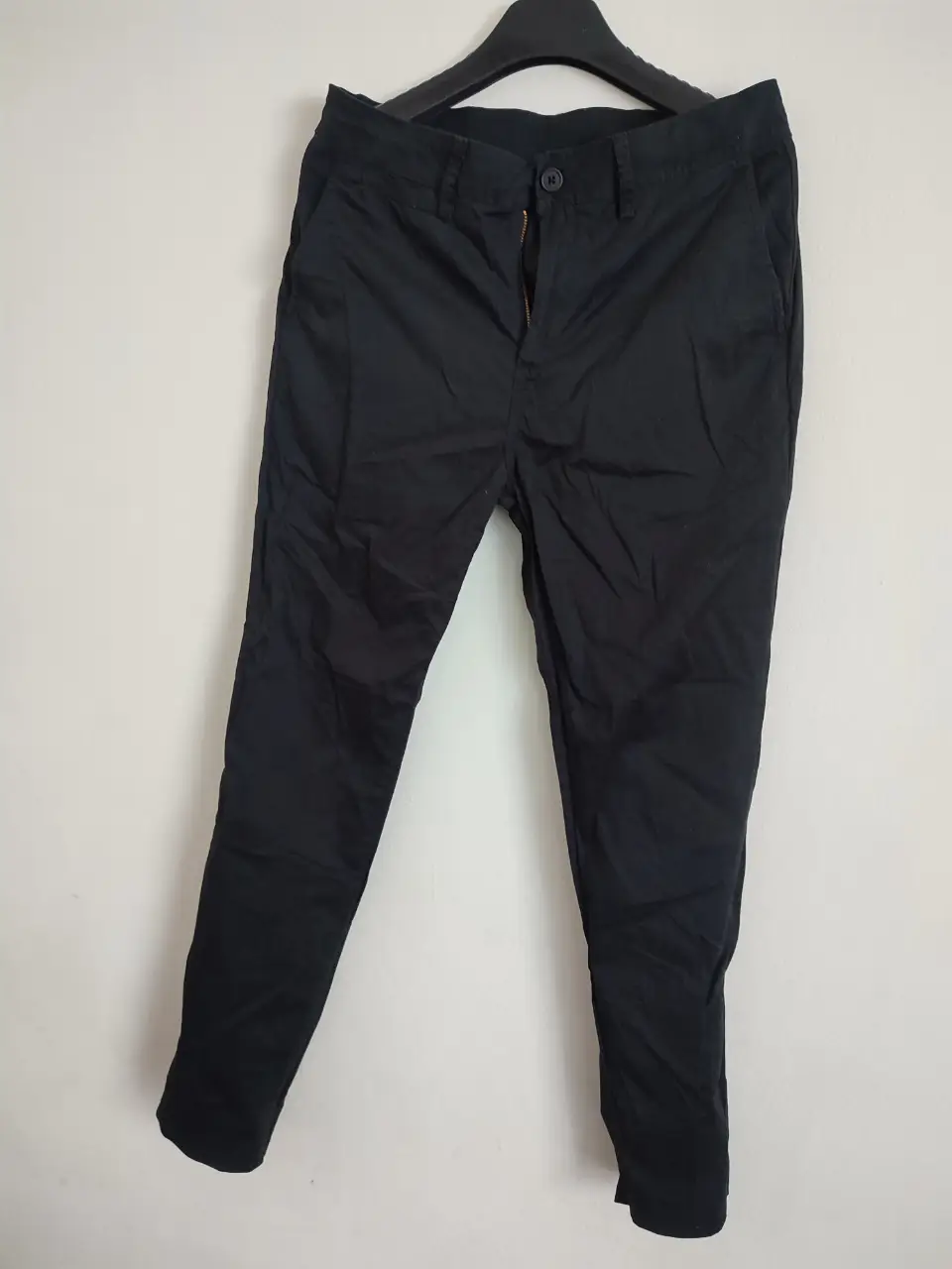 Pantalón chino negro de hombre, corte recto, ideal para un look casual y versátil. Confeccionado en gabardina, este pantalón ofrece comodidad y estilo para cualquier ocasión.