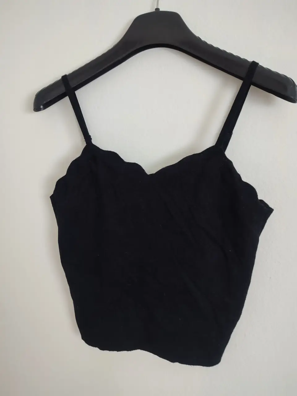 Top negro con detalle de volados en el escote. Ideal para combinar con jeans o faldas. Marca PortsAid, talle 44/ME.