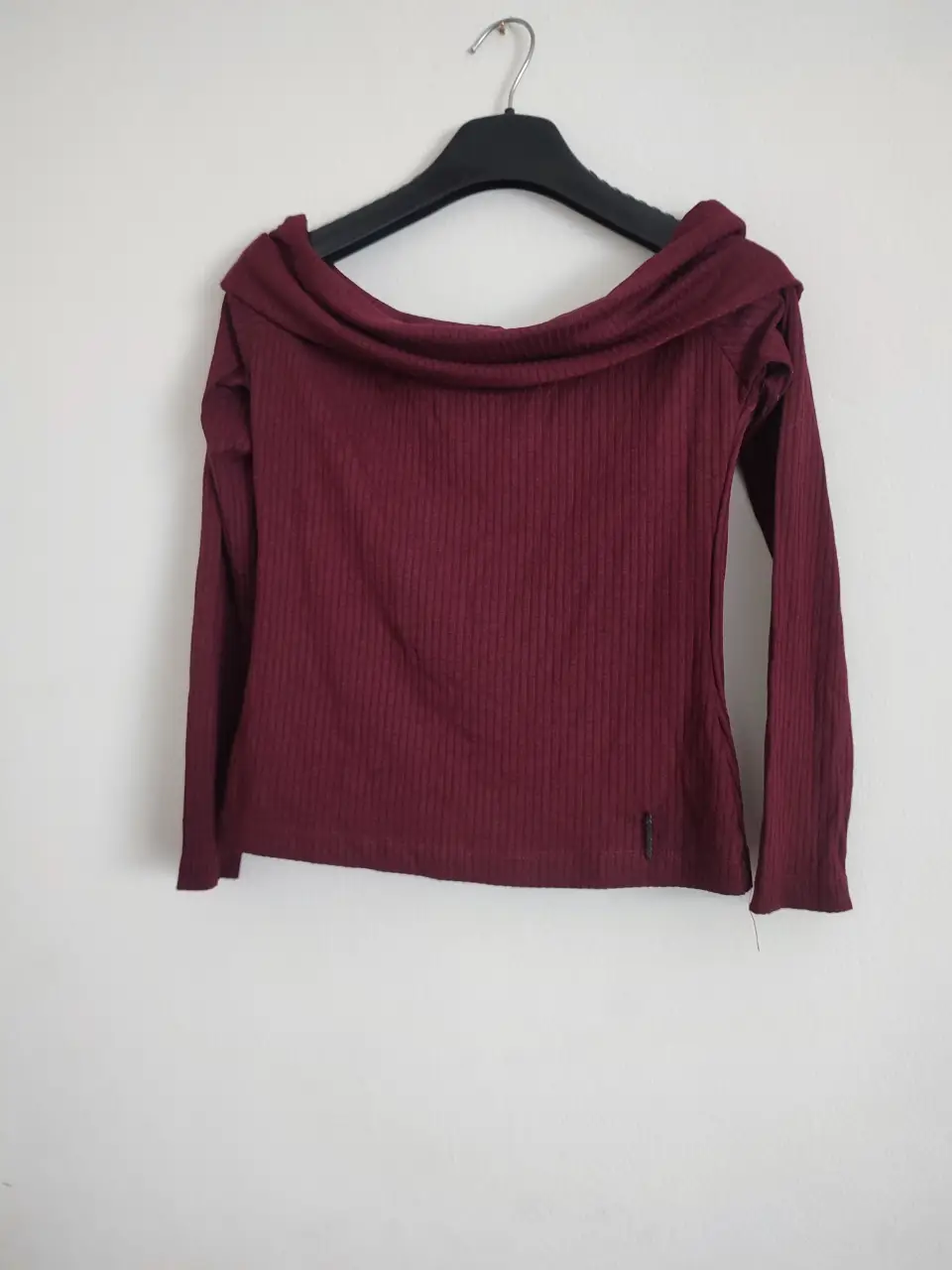 Remera manga larga de mujer, color borravino, con cuello estilo bote. Marca Ona Saez.