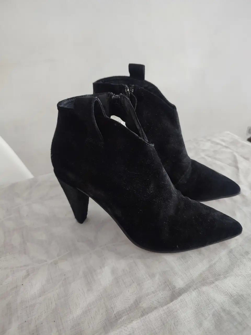 Botines de gamuza negros con taco. Talle 35. Marca Paruolo. Hechos en Argentina. Ideales para una salida.
