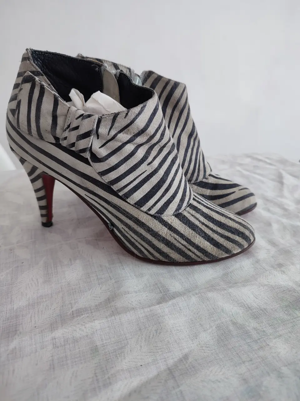Botines de mujer con estampado de cebra. Taco fino y punta fina. Hechos en Argentina.