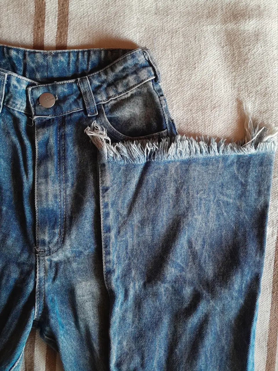 Jean con roturas, tiro alto y corte wide leg, marca Ask Denim. Denim azul con detalles de desgaste y flecos en el bajo. Talle 34. Un clásico renovado para un look moderno y canchero 🫶♥️