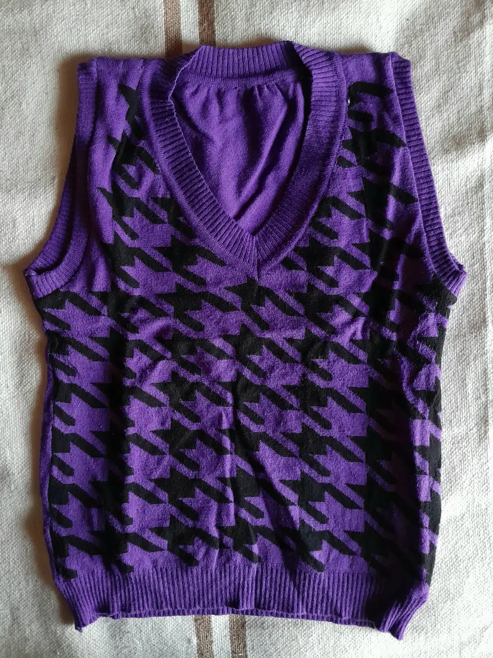 Chaleco de hilo violeta con estampado en negro. Hermoso. Talle S al cuerpo. 
