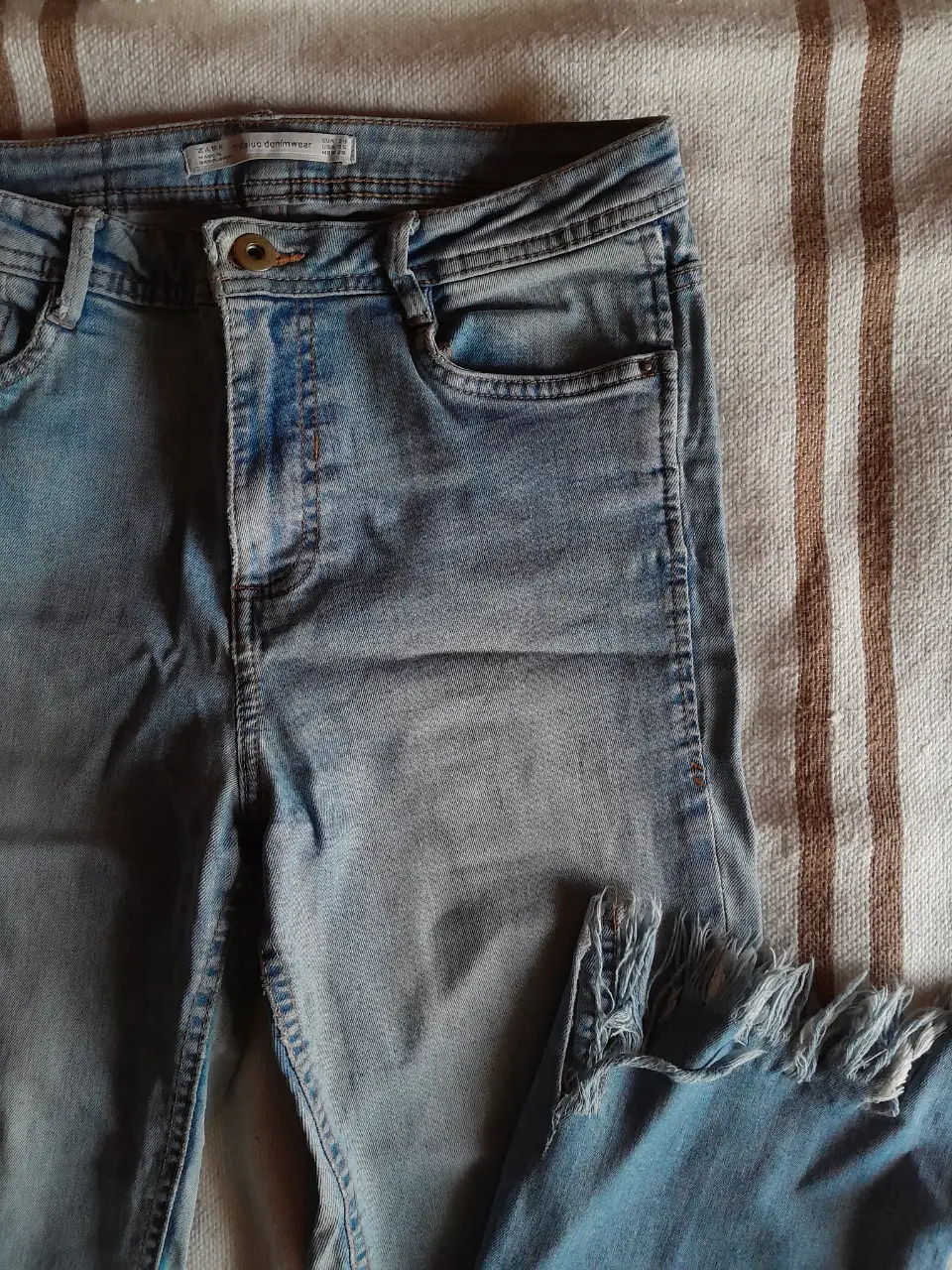 Jean de mujer tiro alto, con detalle de flecos en la parte inferior. Marca Zara Trafaluc denimwear. Talle 38.