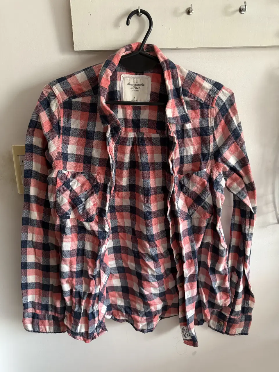 Camisa a cuadros de hombre, manga larga, de la marca Abercrombie & Fitch. Ideal para un look casual y cómodo.
