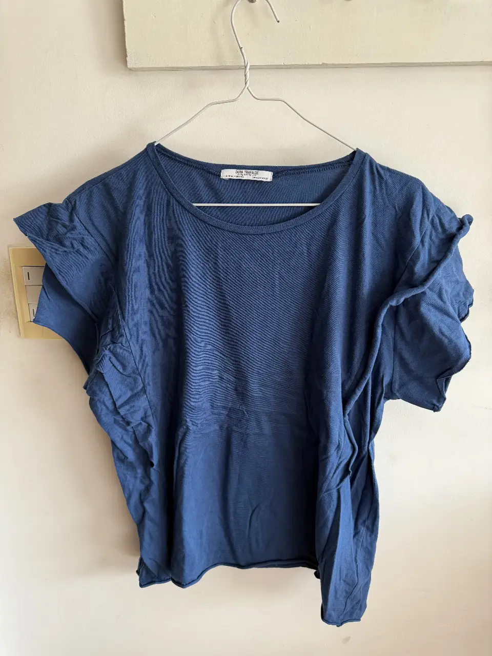 Blusa azul con mangas con volados, ideal para un look casual y fresco. Marca Zara Trafaluc.