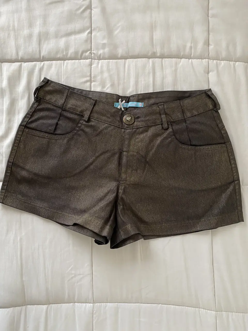 Short de mujer, tiro alto, color dorado metalizado. Ideal para fiesta o salida.