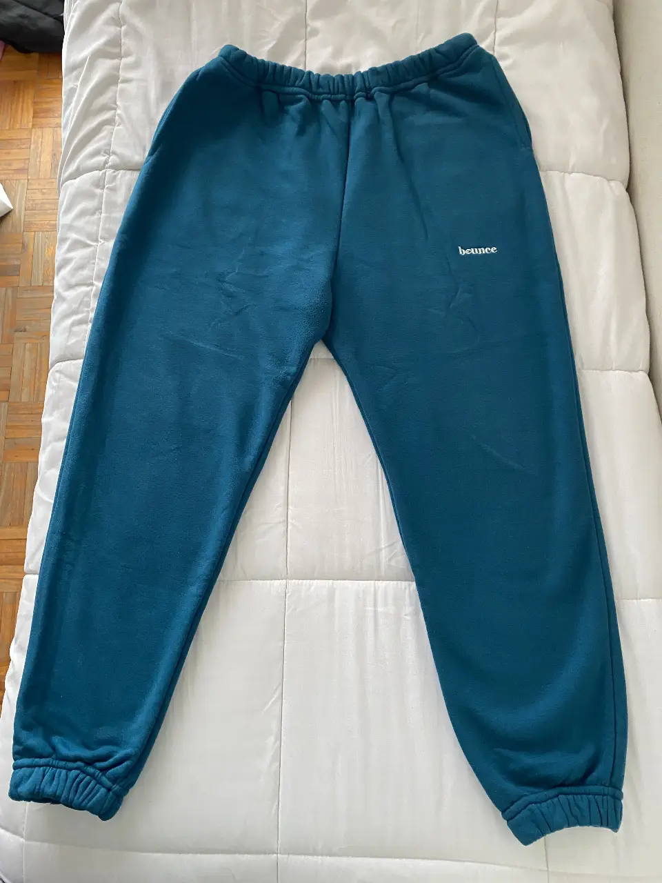 Pantalón de jogging azul, de la marca 'bounce'. Ideal para un look casual y cómodo. Confeccionado en un tejido suave y con cintura elastizada y regulable. 