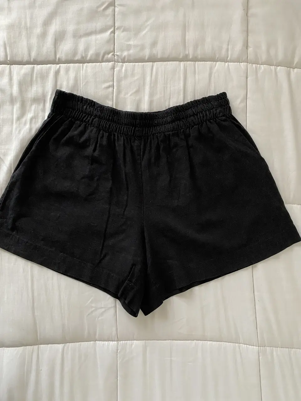 Short de mujer Bachino negro, tiro medio, con cintura elastizada. Ideal para actividades deportivas o para un look casual y cómodo.