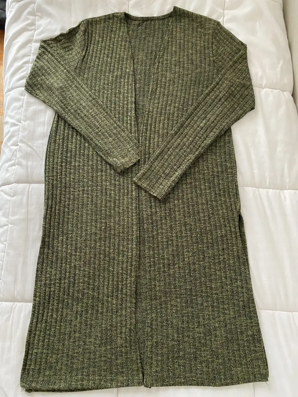 Cardigan largo de punto canalé en color verde oscuro, ideal para un look casual y cómodo. Perfecto para usar en otoño e invierno.