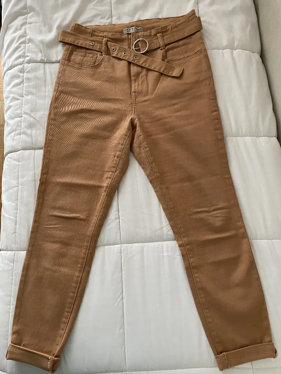 Pantalón chupin de mujer color marrón con cinturón. Tiro alto y largo por encima del tobillo. Ideal para un look casual y moderno.