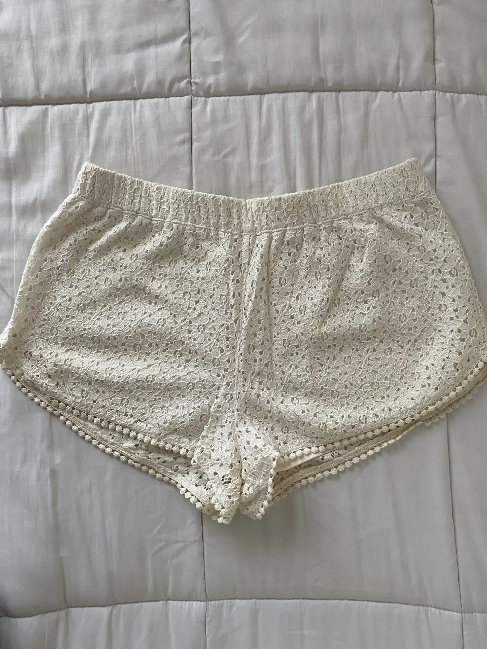Short de encaje blanco de Forever 21. Ideal para un look boho chic en verano. Perfecto para la playa o salidas casuales.