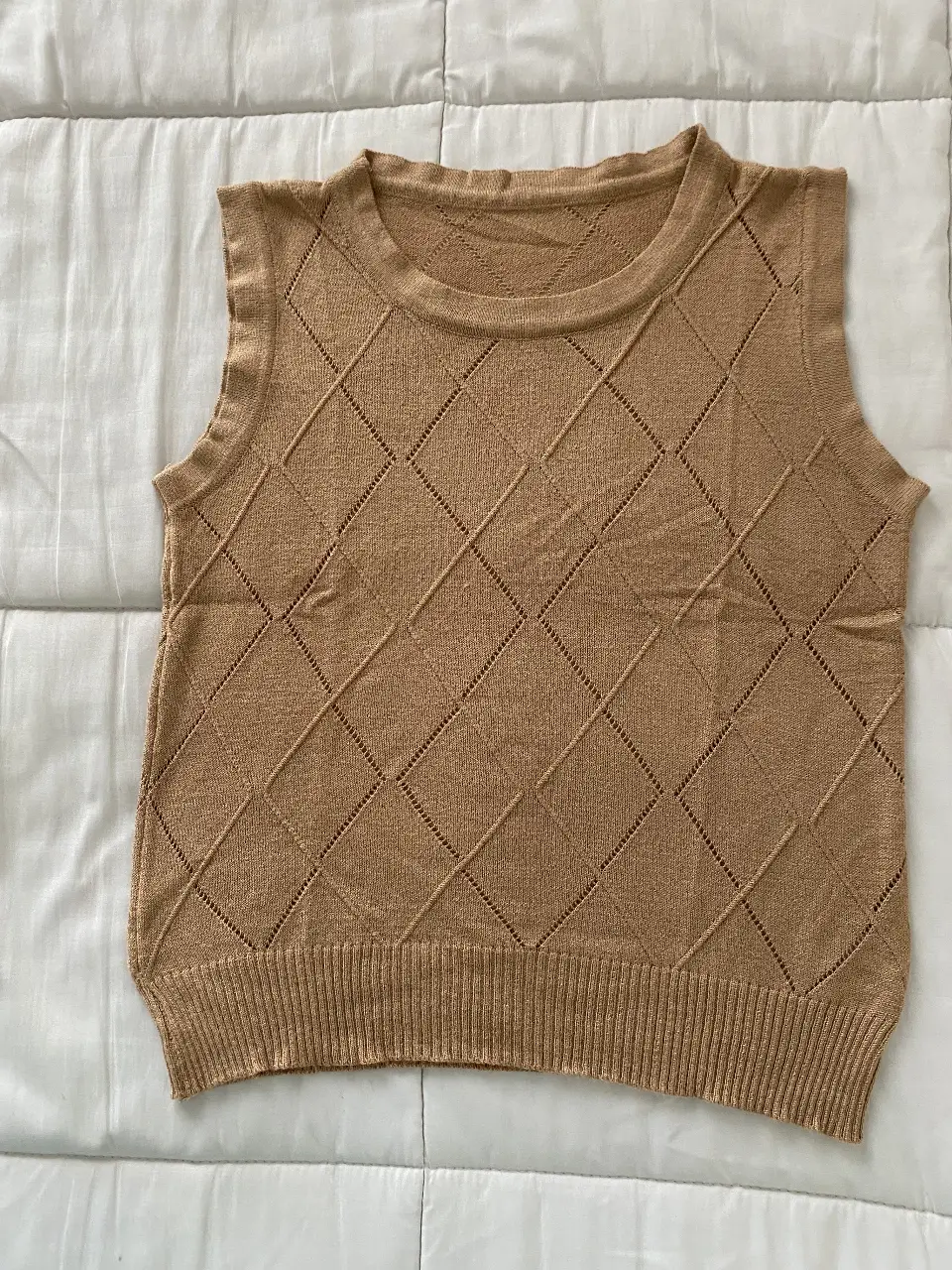 Chaleco tejido de mujer, color marrón claro con diseño de rombos. Ideal para un look casual y preppy.