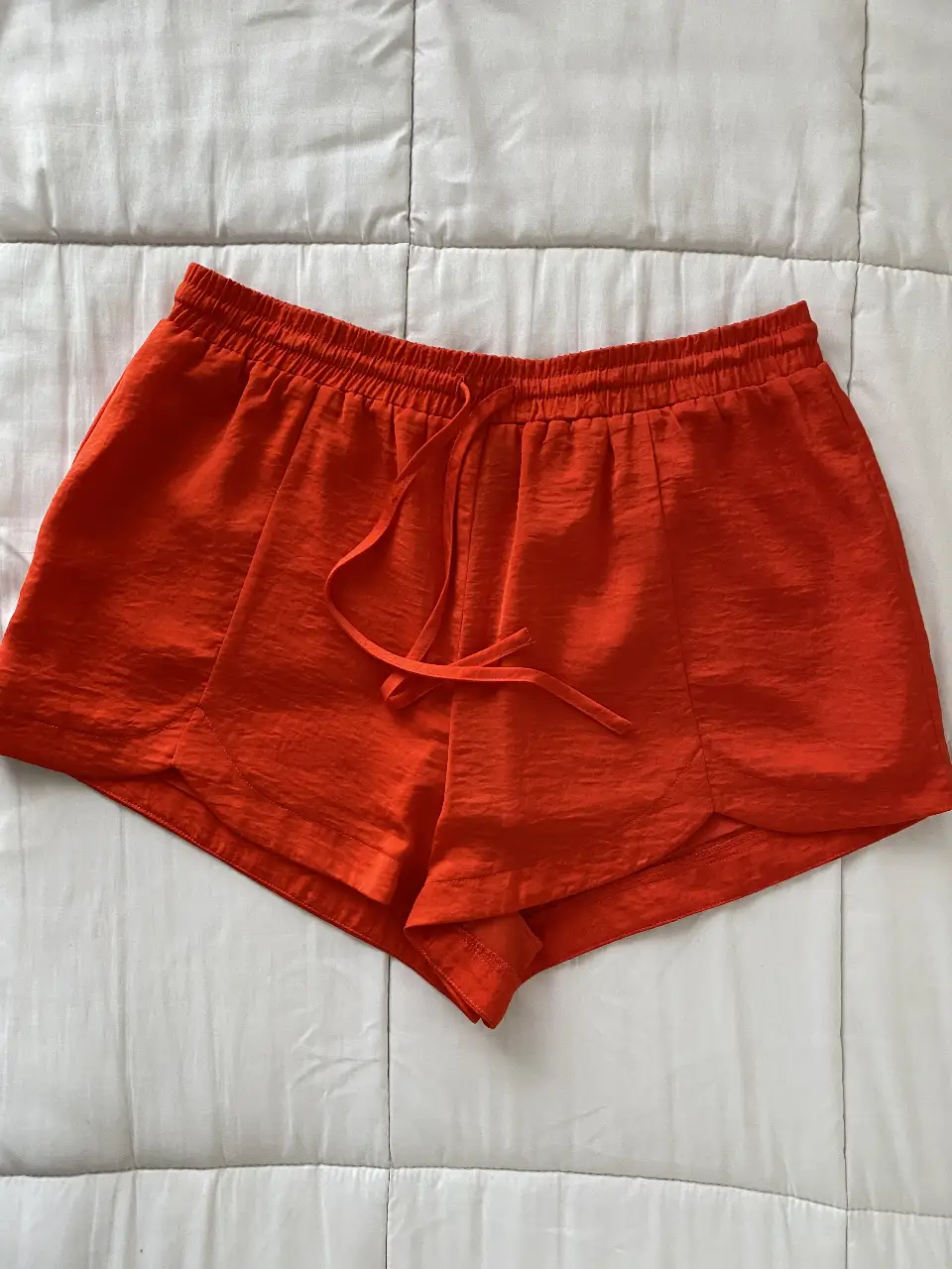 Short de mujer Forever 21 color rojo, tiro alto, con cintura elastizada y cordón. Ideal para un look casual y cómodo.