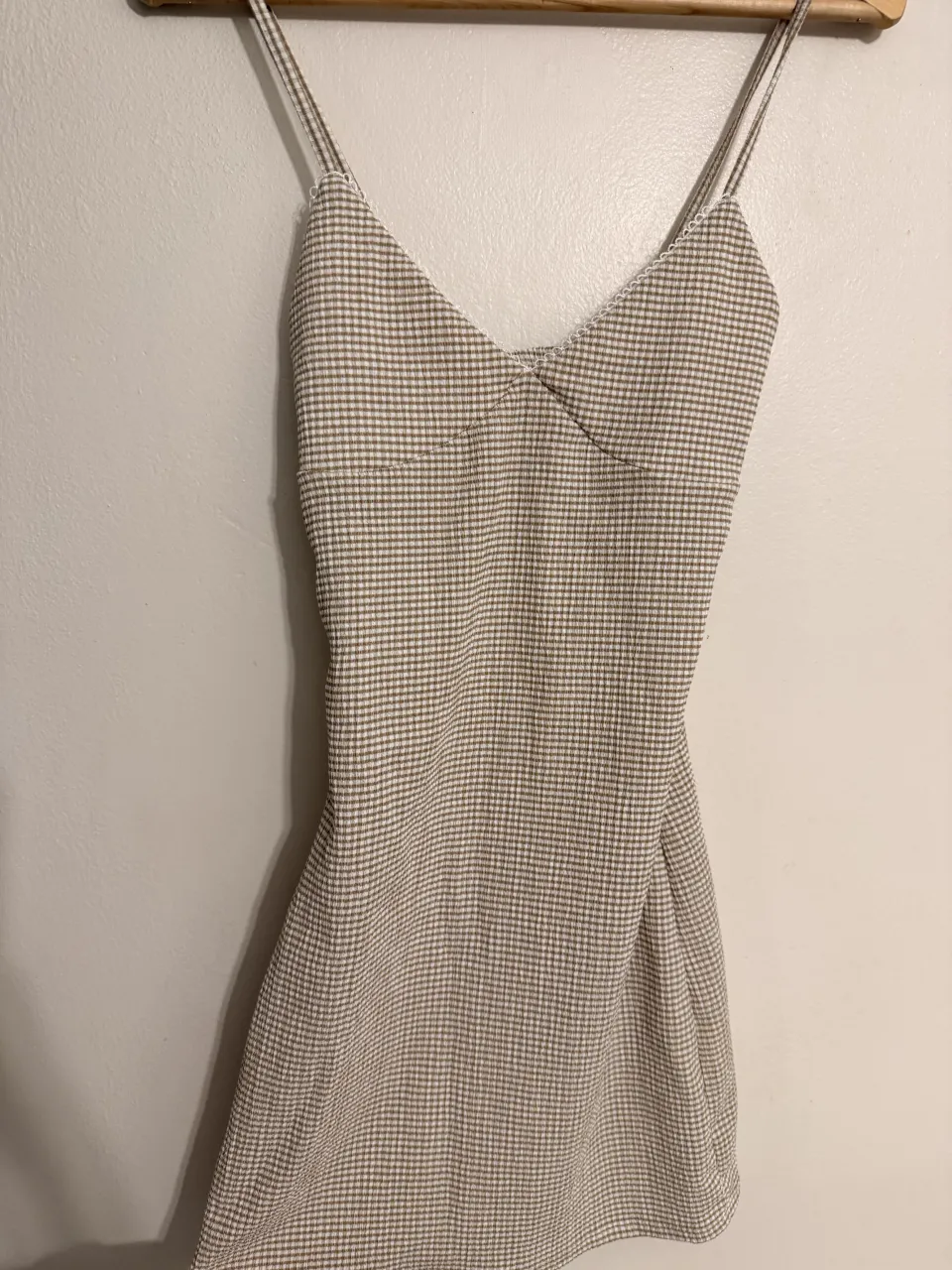 MEDIDAS: 31cm (de axila a axila) 70cm de largo.
Bien elástica, cede bastante. Completamente nueva. 🖤
Es un vestido corto de tirantes finos con estampado a cuadros pequeños en tonos beige y blanco. Ajustado al cuerpo con escote en V. 