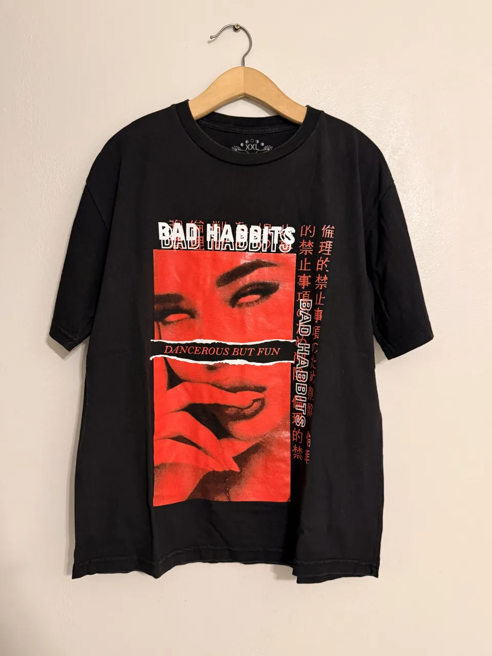 Remera negra con estampa "BAD HABITS" y rostro femenino en rojo. 
MEDIDAS: Ancho (axila a axila) 60cm, Alto 70cm
No tiene imperfecciones, solo un poco de uso.