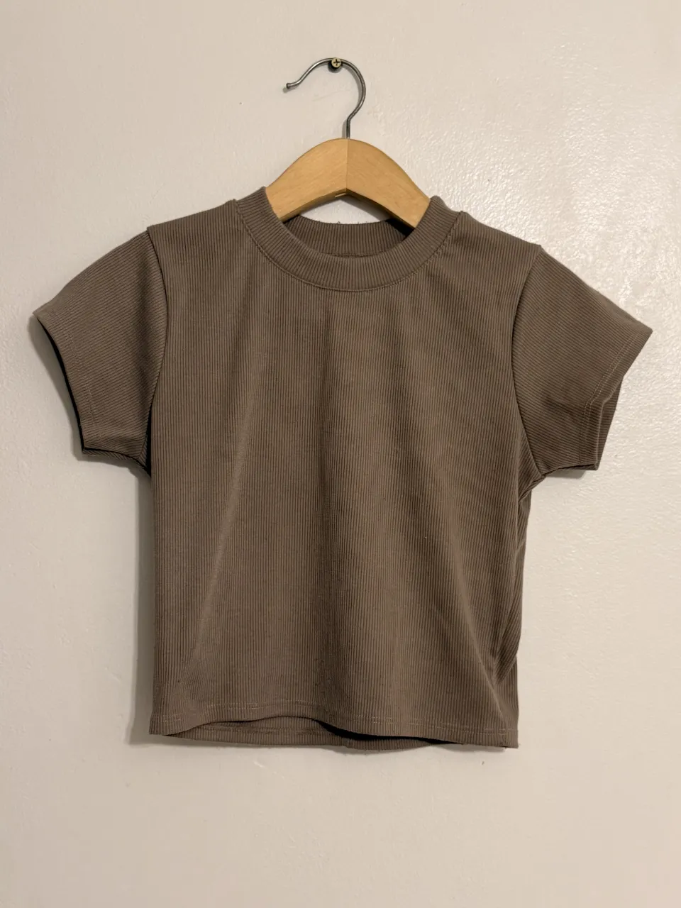 MEDIDAS: 36cm (de axila a axila) 41cm de alto.
Es bastante rígida y con algunas pelotitas en la parte de abajo. Sin manchas o mayores imperfecciones. Color marrón grisáceo. 