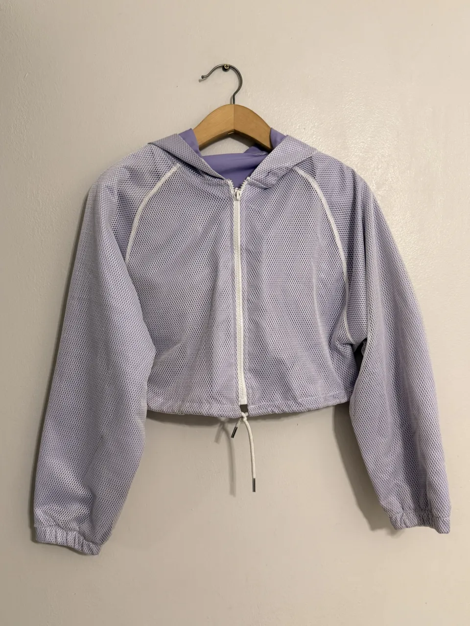 MEDIDAS: 50cm (de axila a axila) 40cm de largo.
Es hermosa y liviana, tiene un bolsillo interno perfecto para el celular. 🖤
Campera deportiva corta con capucha, ideal para entrenamientos o para un look casual y moderno. Posee cierre al frente y cordón ajustable en la cintura para un mejor calce.