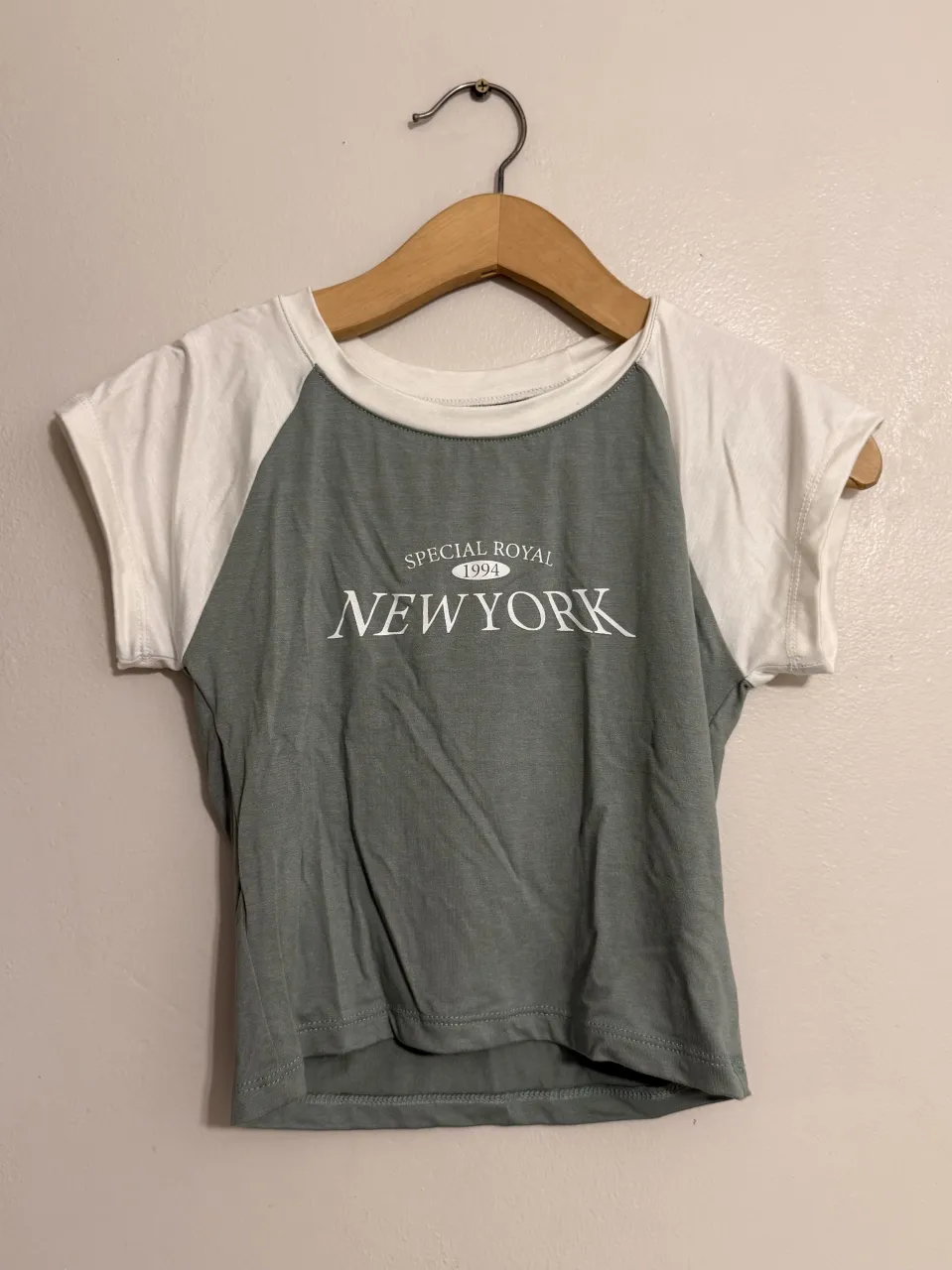 MEDIDAS: 36cm (de axila a a axila) 40cm de alto. Esta como nueva.
Remera manga corta estilo raglán con estampa "NEW YORK" y "SPECIAL ROYAL 1994". Ideal para un look casual y urbano.