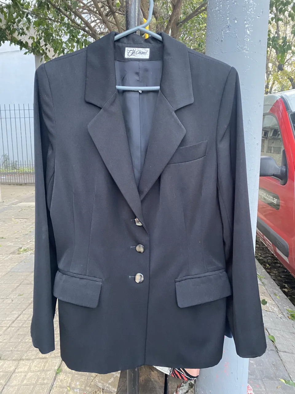 Blazer negro clásico, ideal para un look elegante y formal. Cuenta con tres botones al frente y bolsillos con solapa.