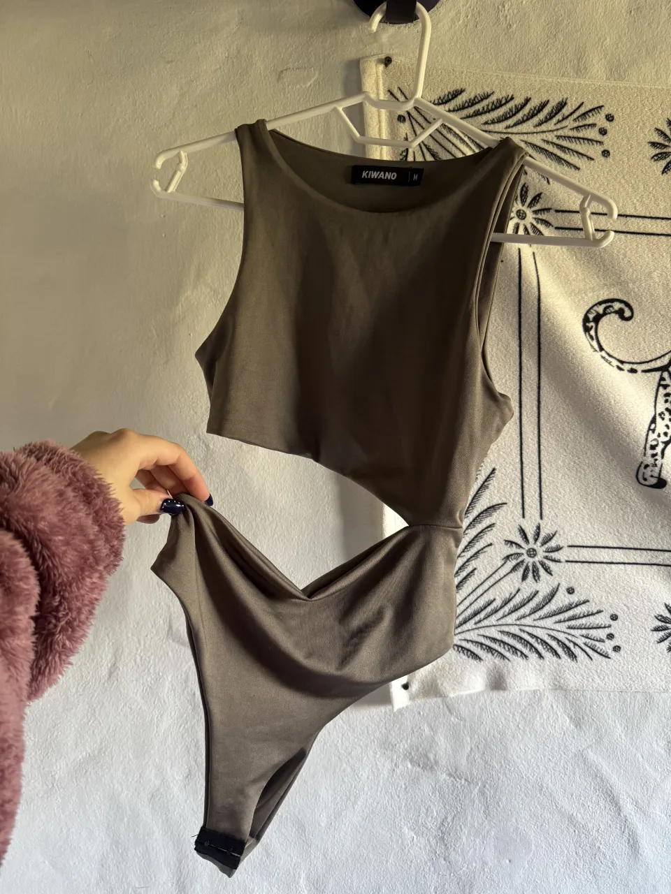 Body de mujer sin mangas con recortes laterales. Posee broches en la parte inferior.