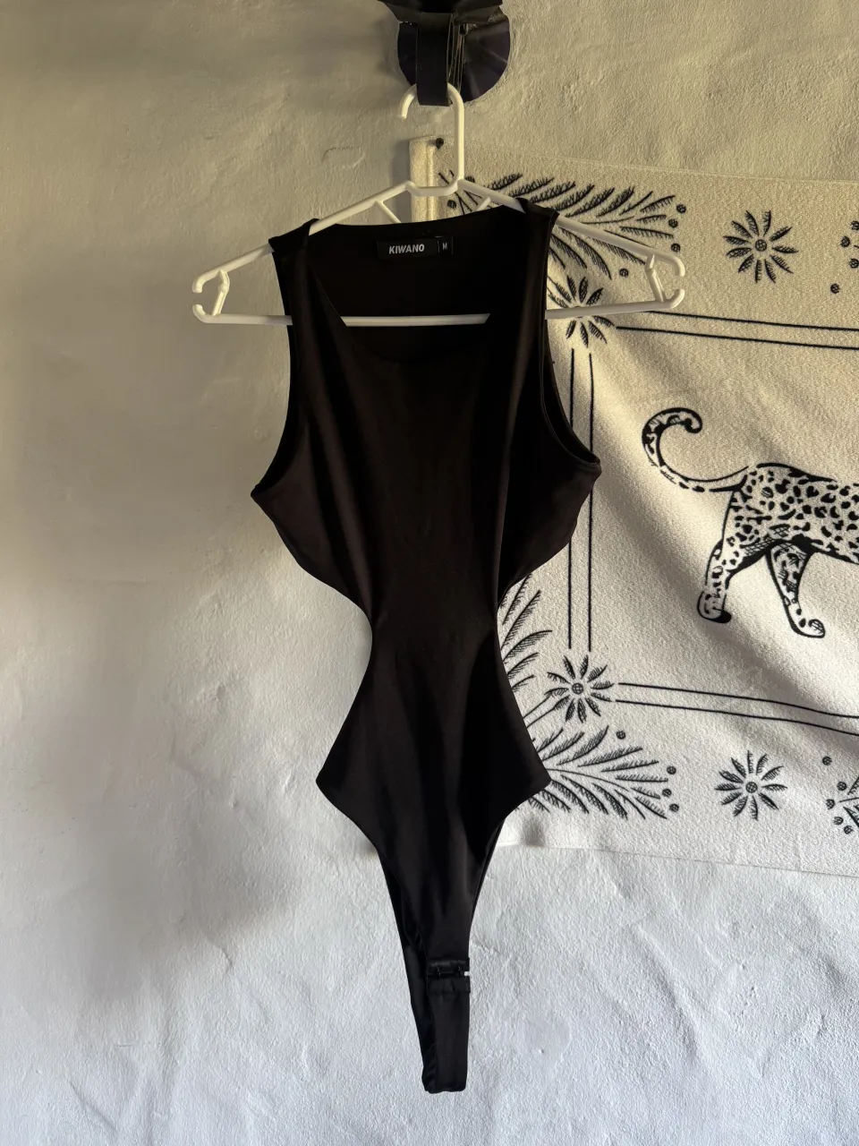 Body negro sin mangas con escote cuadrado y recortes laterales.