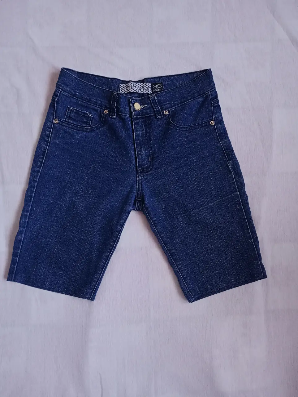 Bermuda de jean azul, ideal para un look casual y cómodo. Perfecto para el verano.