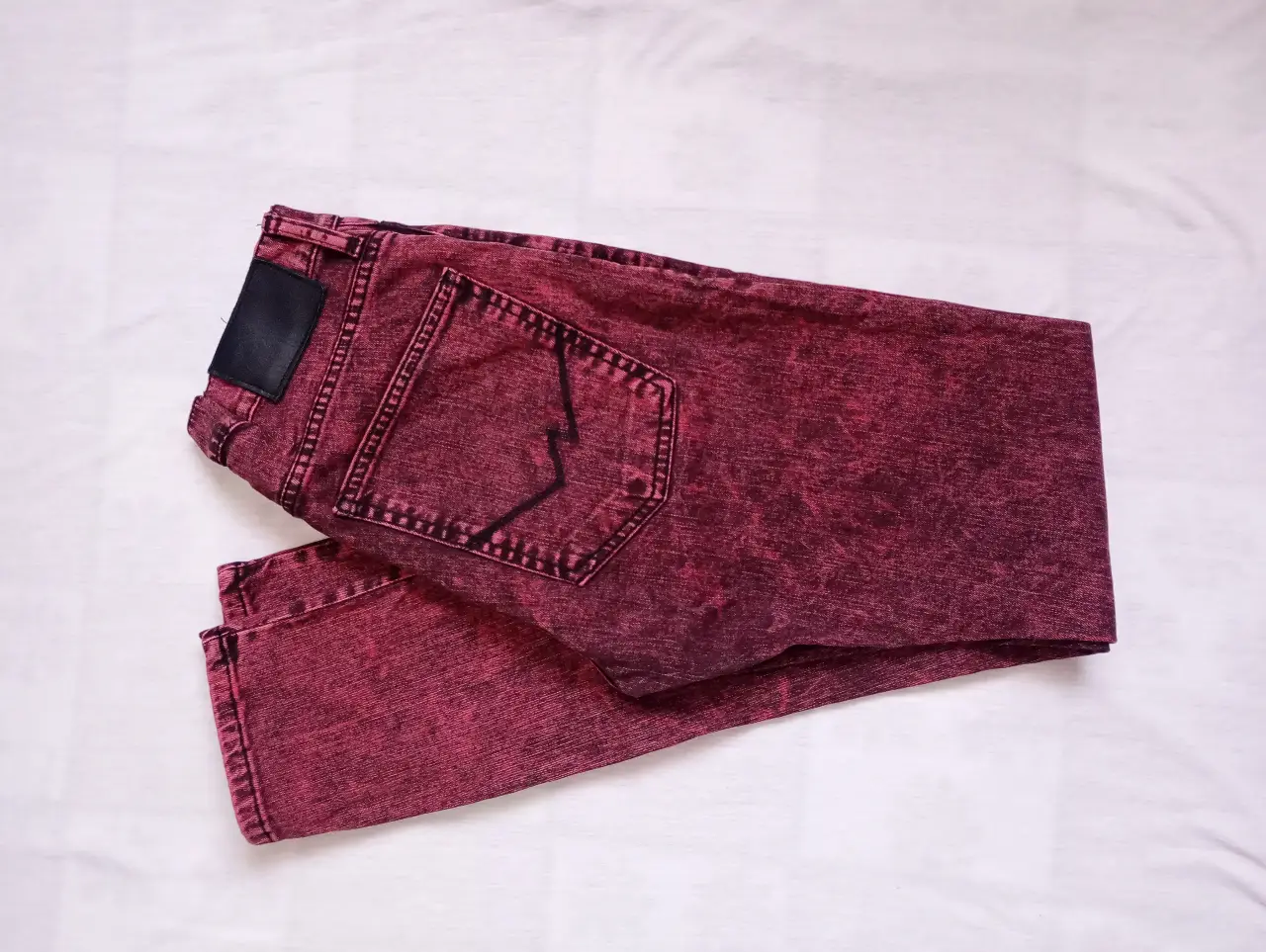 Jeans de mujer en color rojo con efecto gastado. Un clásico renovado para un look canchero y con onda.