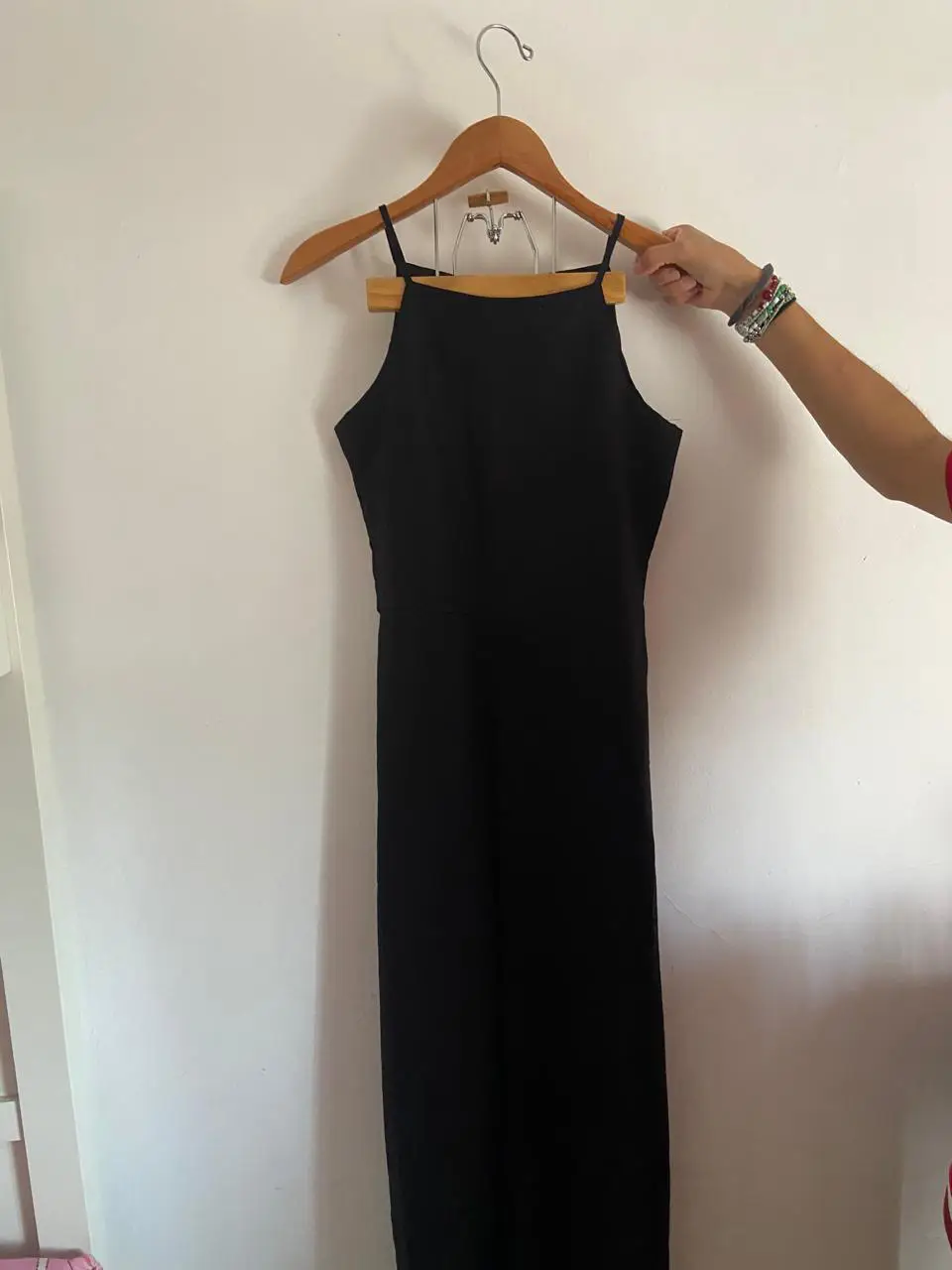Vestido midi negro, con breteles finos y escote recto. Ideal para una salida o evento formal.