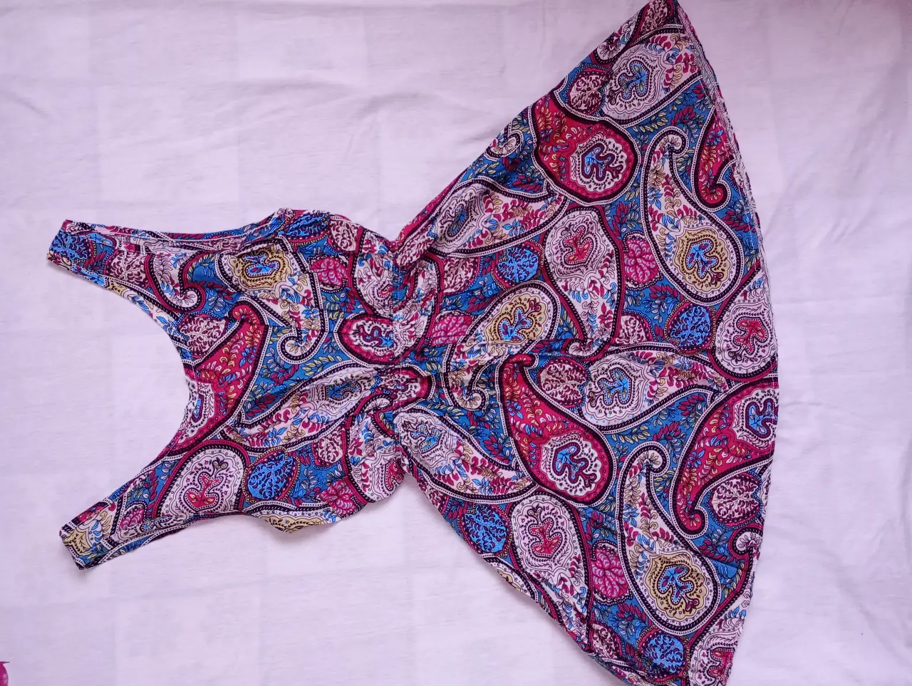 Vestido largo de mujer con estampado paisley en tonos vibrantes. Ideal para un look bohemio y fresco en verano. Confeccionado en tela ligera y fluida, perfecto para ocasiones casuales o festivas.