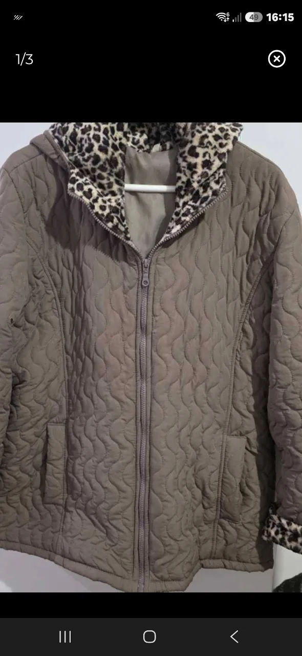 Campera acolchada con capucha forrada en estampa animal print. Cierre al frente y bolsillos laterales.Talle XL/XXL.Ax a ax 62 cm Largo desde los hombros 73 cm. No esta manchada ni rota esas manchas sin de la luz de la camara.No dude en ofertar