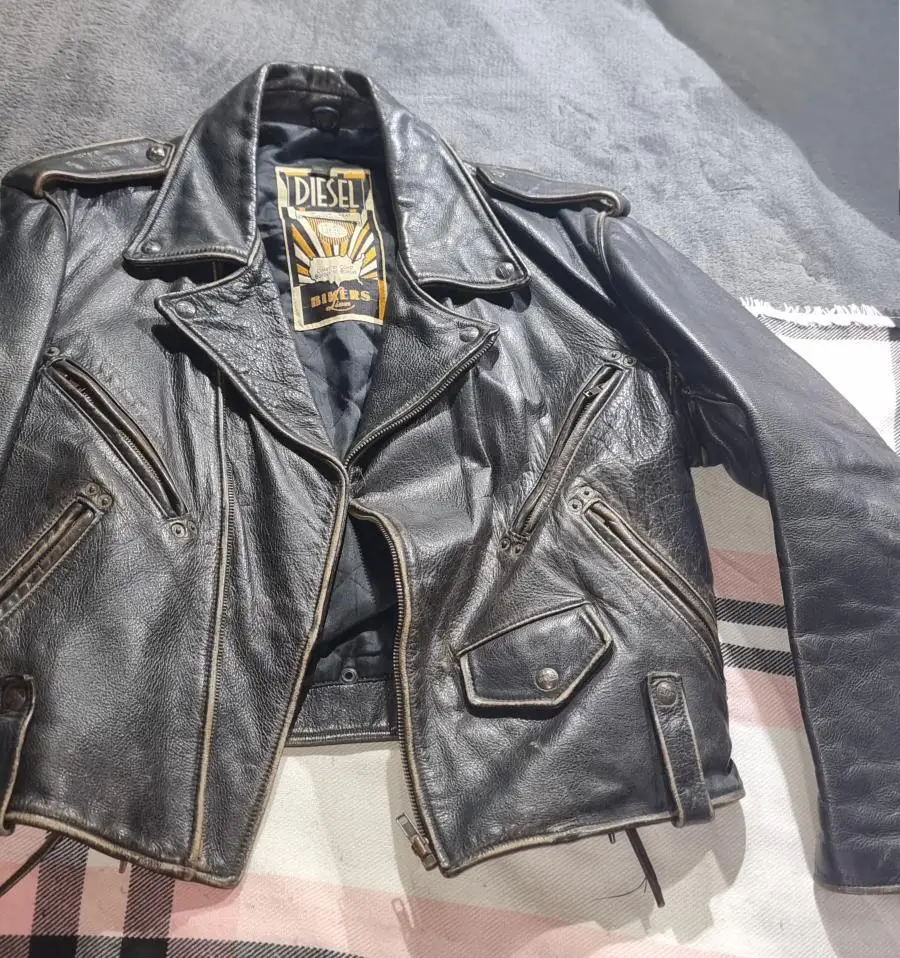 Campera de cuero Diesel, estilo biker, con detalles desgastados y cierre asimétrico. Ideal para un look rocker y atemporal.