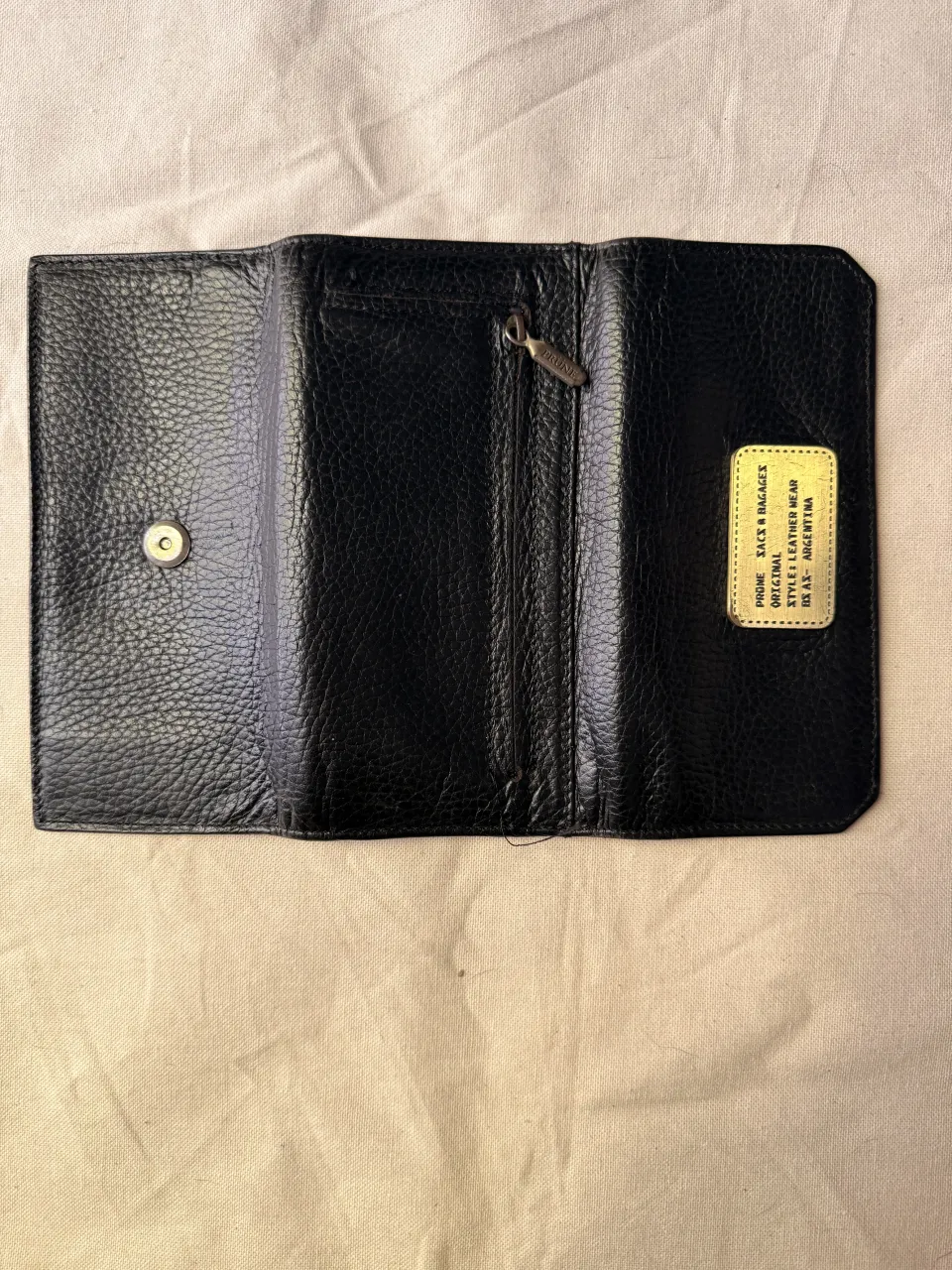 Billetera de cuero negra PRUNE, ideal para organizar tus tarjetas y efectivo. Perfecta para el día a día o para llevar en tu cartera.