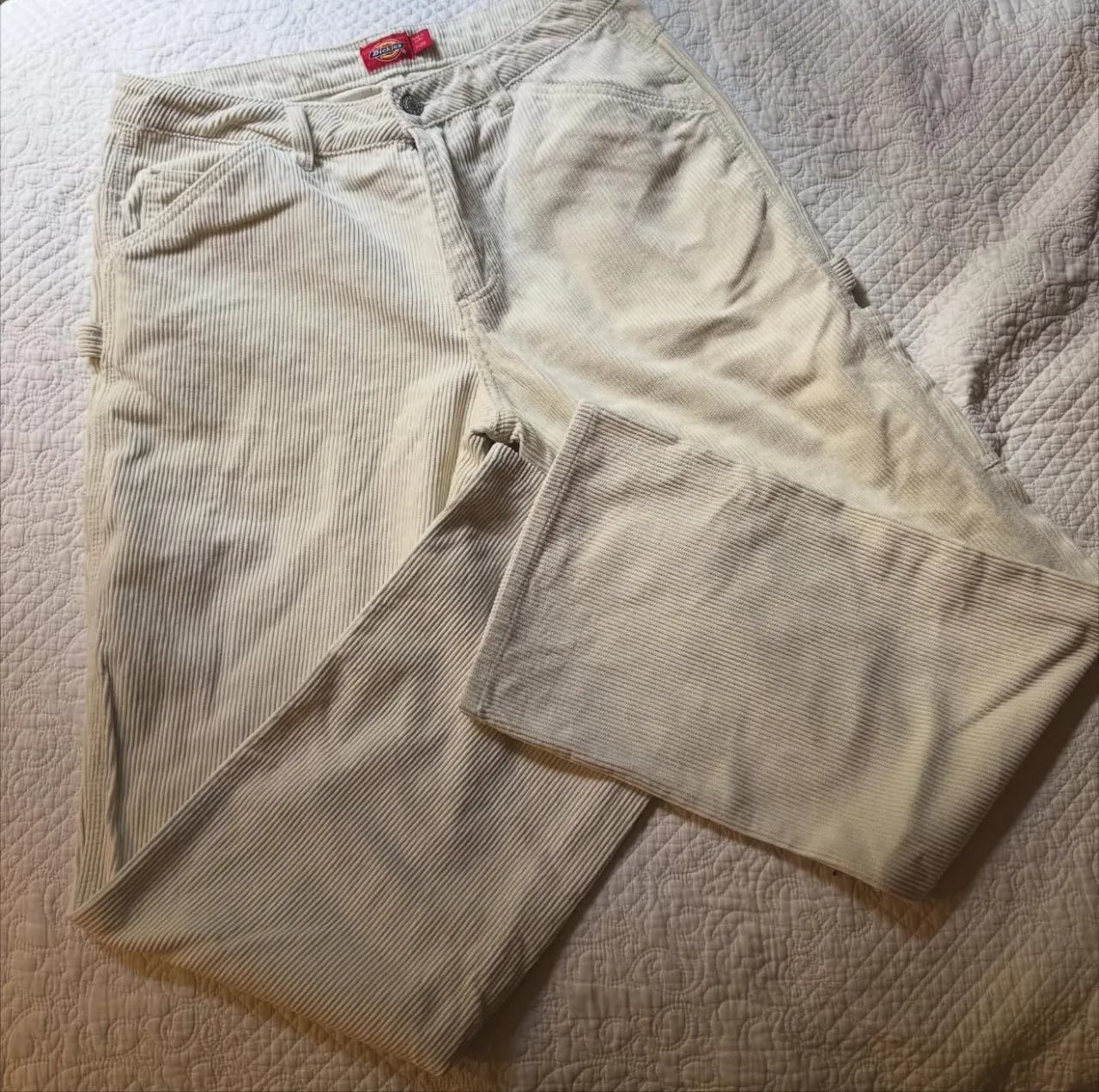 Medidas en la publicación. Pantalón de pana color crudo, estilo cargo, con bolsillos amplios y un corte recto. Ideal para un look urbano y cómodo.