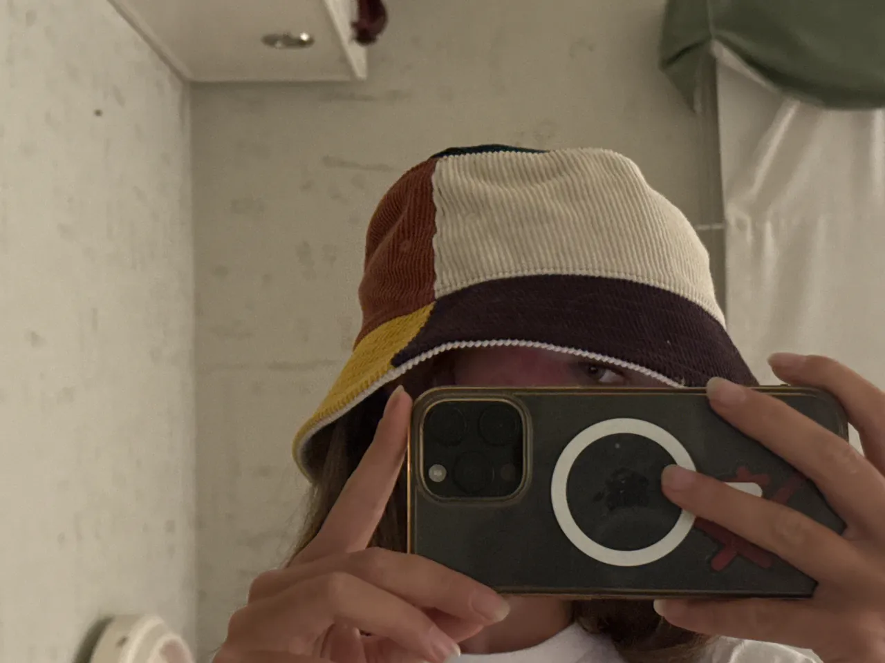 Sombrero tipo bucket hat de pana, con un diseño de parches de colores. Ideal para darle un toque canchero a tu look.