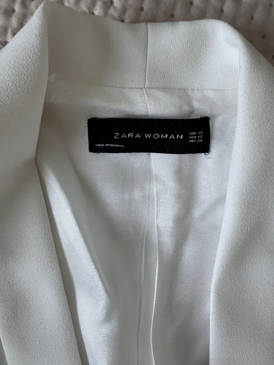 Blazer blanco de Zara Woman, talle XS. Ideal para un look elegante y sofisticado.