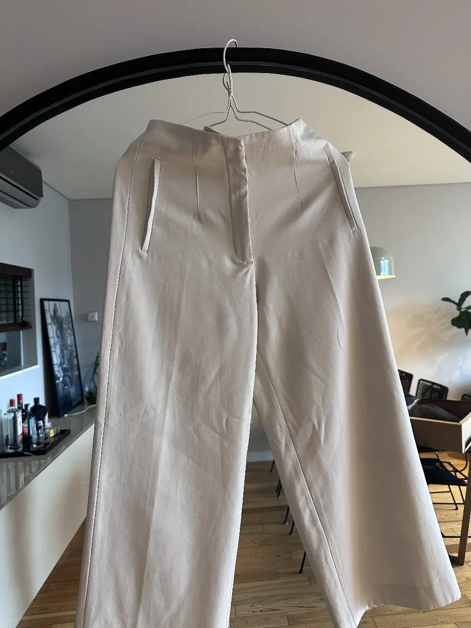 Pantalón sastrero de mujer, color crudo, de la marca Zara. Talle XS. Corte amplio y elegante, ideal para un look sofisticado.