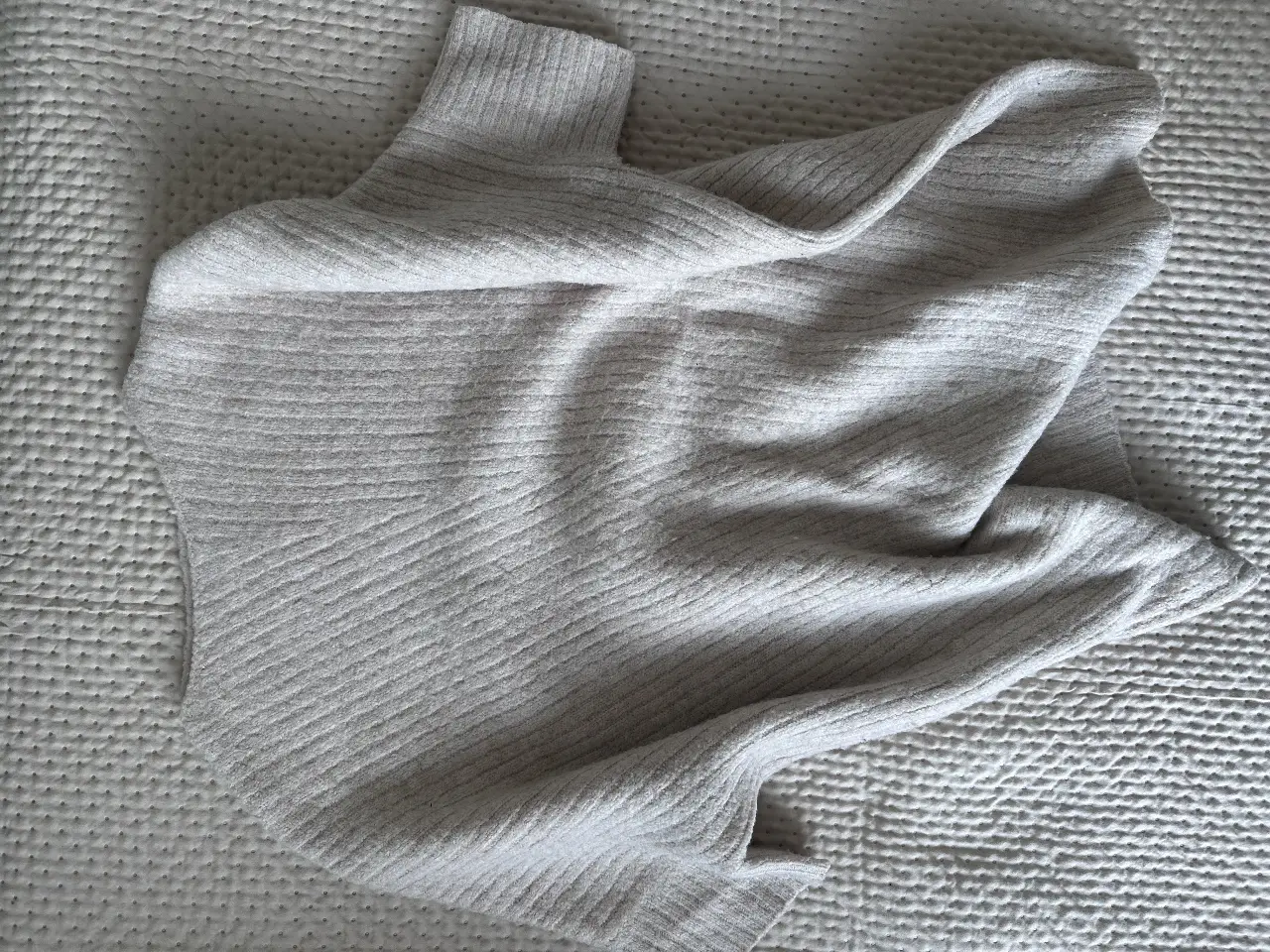 Sweater de cuello alto de tejido grueso, ideal para el invierno. Talle S/M, color crudo.