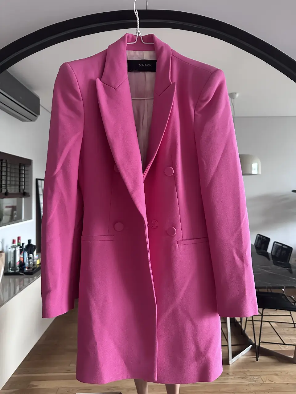 Blazer Zara Basic rosa, talle S. Ideal para un look elegante y moderno. Confeccionado en un tejido de calidad, este blazer es perfecto para cualquier ocasión.