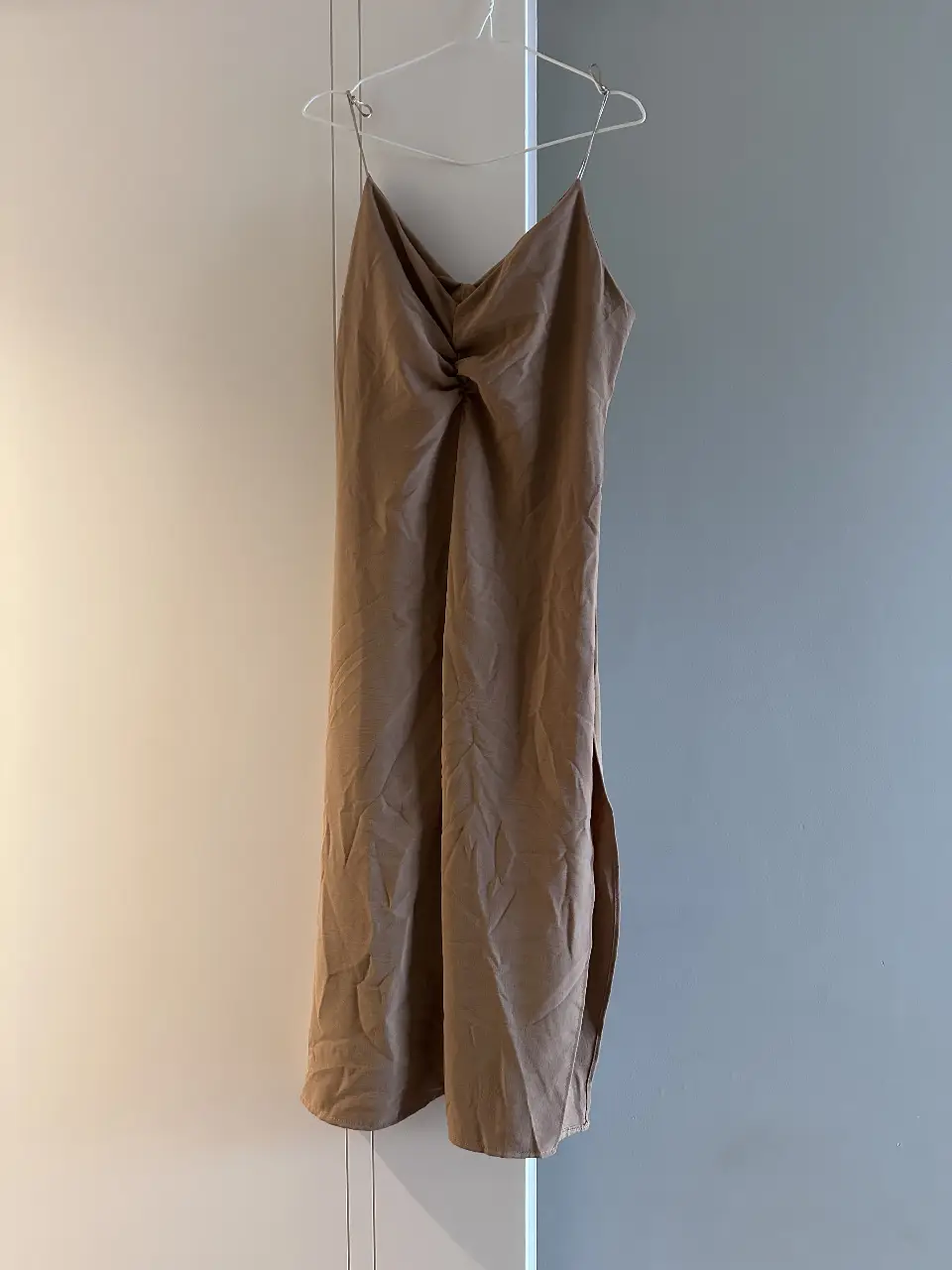 Vestido midi de tirantes con detalle fruncido en el busto y abertura lateral. Ideal para un look elegante y cómodo.