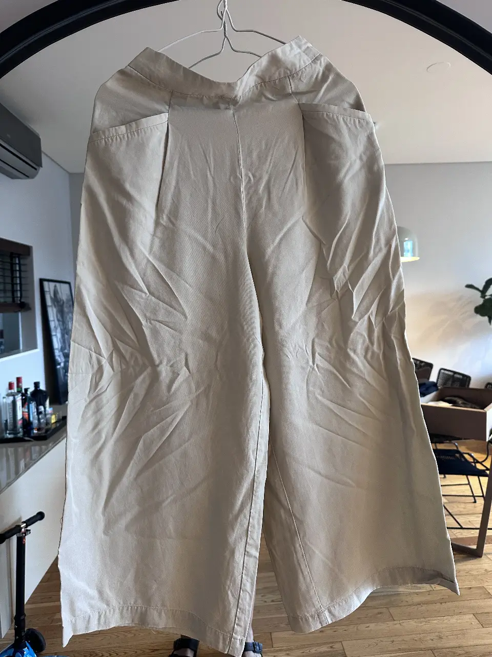 Pantalón sastrero color crudo de Zara, talle XS. Corte amplio y elegante, ideal para un look casual o formal.