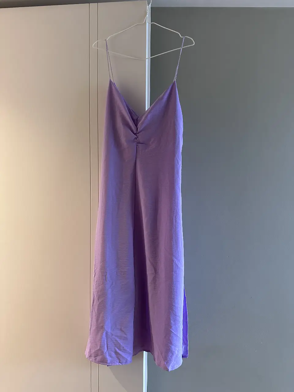 Vestido midi lila con tirantes finos y detalle fruncido en el busto. Ideal para una salida o evento especial.